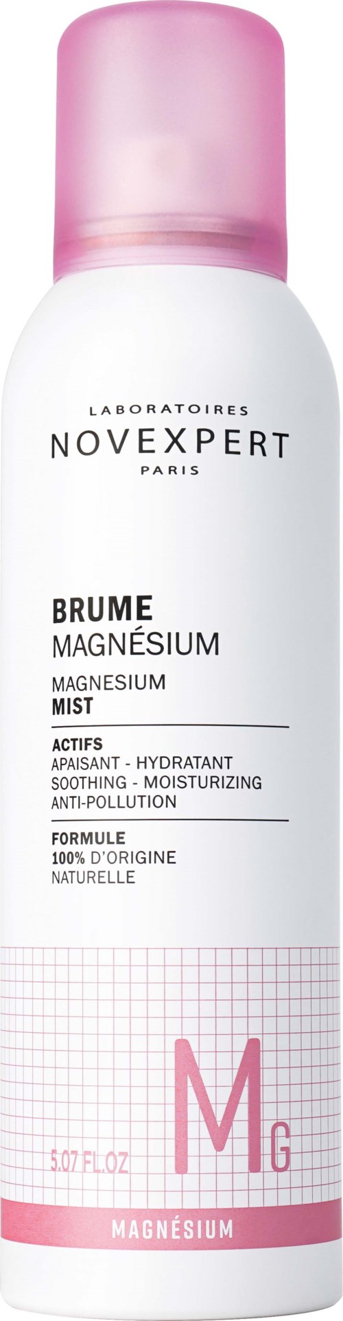 En hvid flaske med lyserødt låg, mærket 'Novexpert Paris', indeholder magnesiumspray til hudhydrering og forurening. 