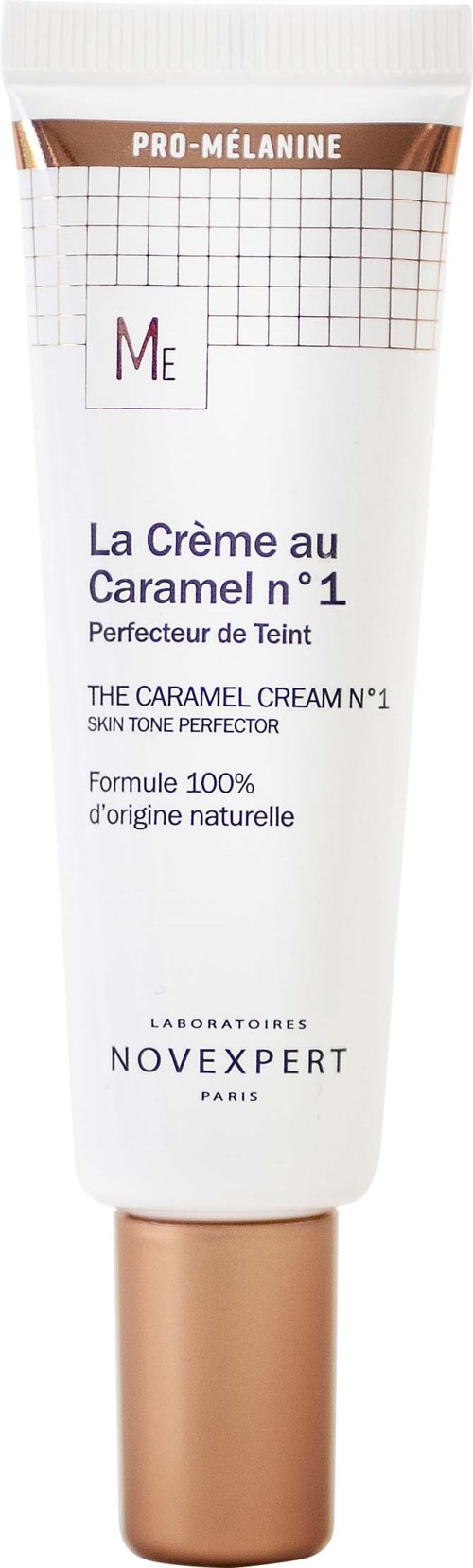 En hvit tube med hudkrem med gullfarget hette, merket 'La Crème au Caramel' og 'NoveXpert Paris' nederst.