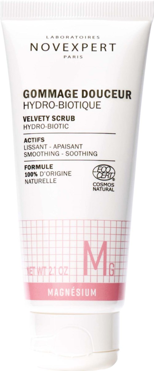 En hvit tube med Novexpert Hydro-Biotic Velvety Scrub med rosa tekst, inneholder magnesium, for å berolige huden.