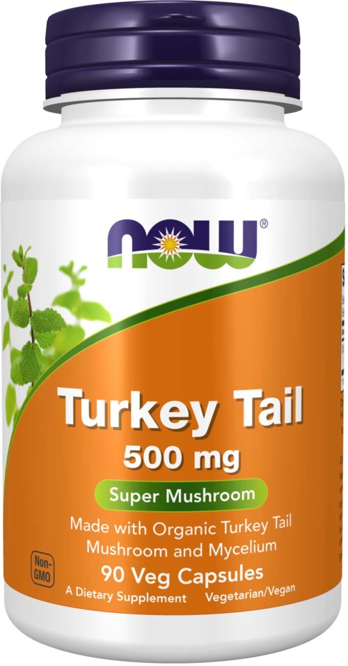 En vit flaska med lila lock, märkt 'Now Turkey Tail 500 mg, Super Mushroom, 90 kapslar, vegetariskt/veganskt.'