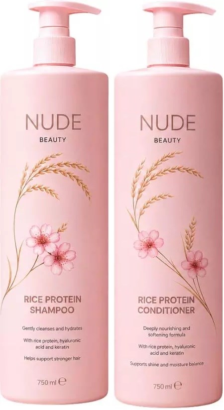 Zwei rosa Flaschen mit Nude Beauty Reisproteinshampoo und Conditioner mit Blumen- und Weide-Design.