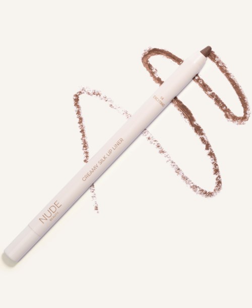 En hvit makeup-penne merket 'NUDE' med brune linjer rundt den på hvit bakgrunn.