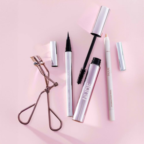 Zestaw narzędzi do makijażu, w tym eyeliner, tusz do rzęs, pęseta do rzęs i produkty do ust na różowym tle.