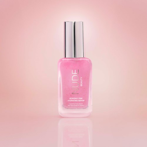Рosa serumflaske med sølvhette, merket "HYDRATING SERUM" av BLUDE. Enkel og elegant design.