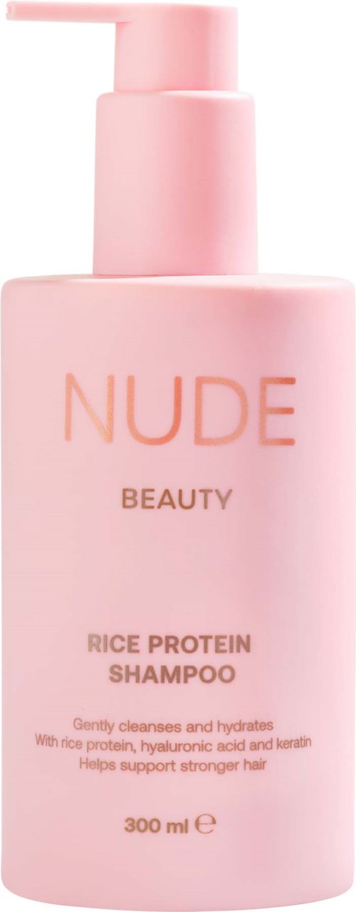 Een roze fles met rice protein shampoo met pomp, genaamd NUDE Beauty, reinigt en hydrateert het haar.