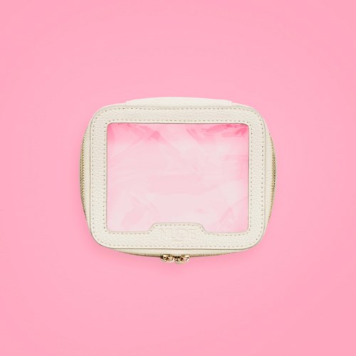 En liten hvit sak med et gjennomsiktig vindu på rosa bakgrunn.