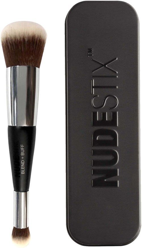En make-uppensel och en svart låda med märket 'NUDESTIX' präglat på.
