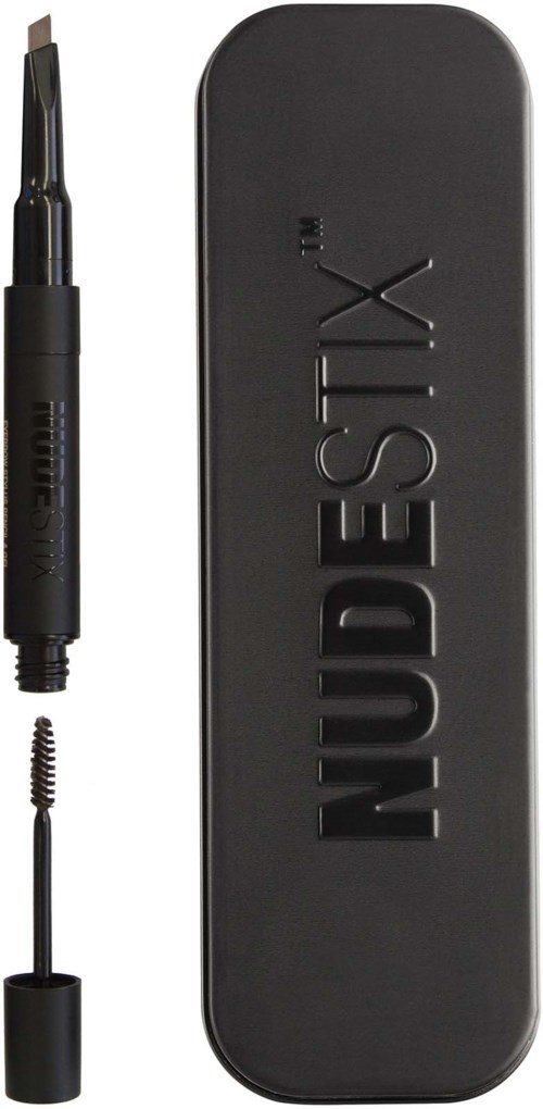 Eine schwarze Tätowier-Feder mit Deckel, eine Reinigungsbürste und eine große schwarze Box mit 'NUDESTIX' eingeschrieben.