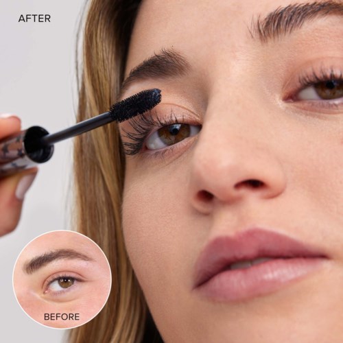 Eine Frau trägt Mascara auf ihre Wimpern auf, zeigt einen deutlichen Vorher-Nachher-Vergleich ihres Augen-Makeups.