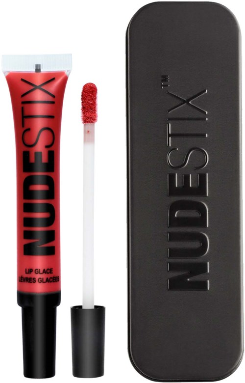 Ein rotes Lipgloss-Röhrchen mit schwarzem Deckel und Applikator, und eine schwarze Metallbox mit dem Markennamen NUDESTIX.
