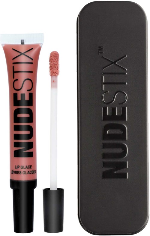 Lippen Gloss Tube, Applikator und schwarzer Koffer mit 'NUDESTIX'-Marken. Der Glanz ist rosa. Einfaches Make-up-Set.