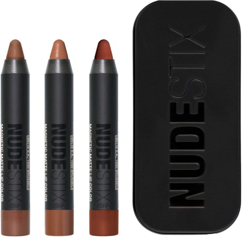 Tre makeup-stiftar med olika nyanser och en svart palett med märket NUDESTIX präglat.