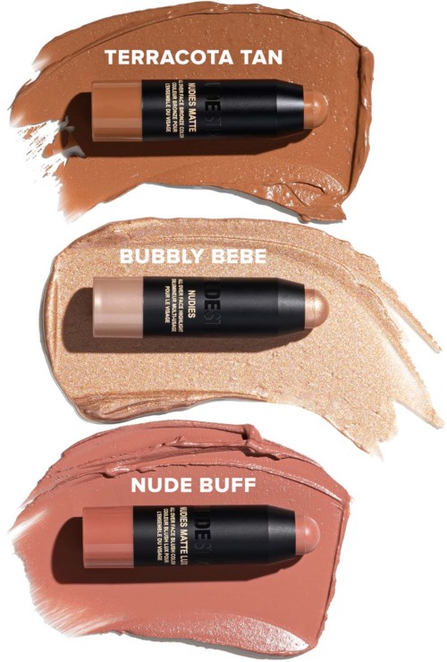 Trzy kredki do makijażu oznaczone jako Terracotta Tan, Bubbly Bebe, Nude Buff z próbami kolorów nad nimi.