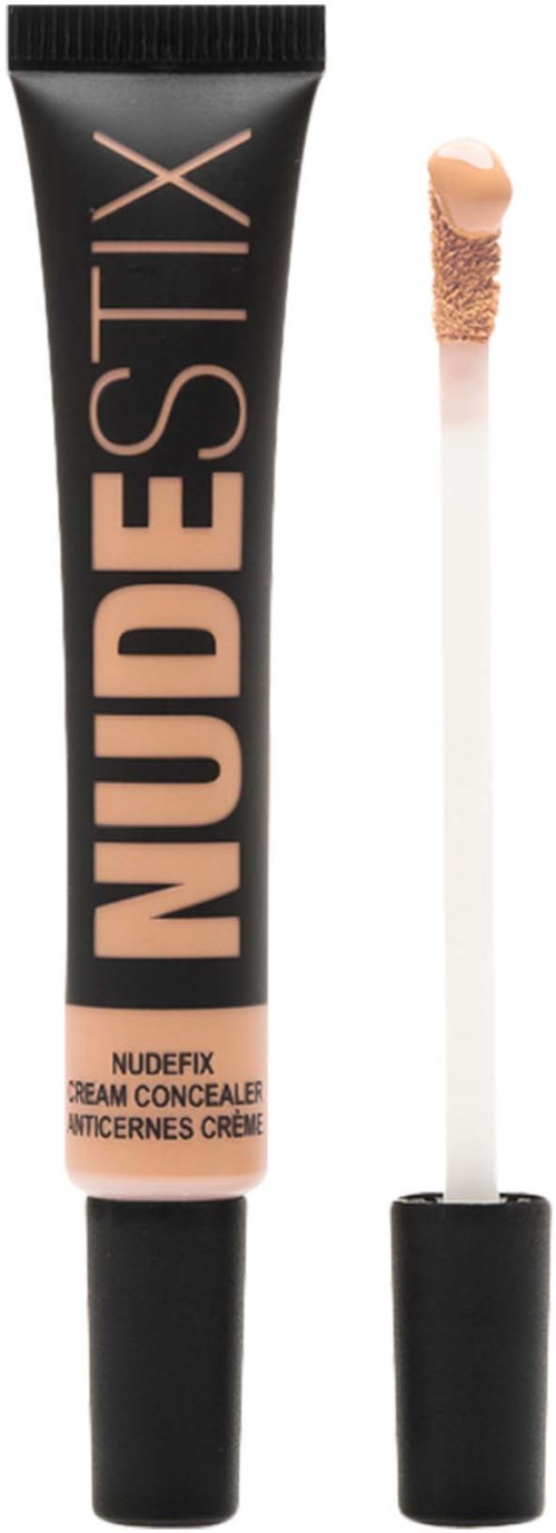 Eine schwarze Tube mit beigefarbener Schrift, die 'NUDESTIX' liest, und eine Lipgloss-Applikator mit beige Produkt.