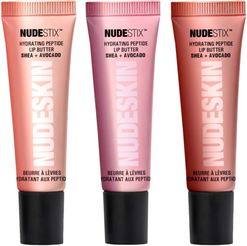 Tre tuber av NUDESTIX läppsmörj med shea och avokado i persika, rosa och brunt färg.