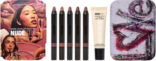 Ein Make-up-Set mit Lippen- und Augenfarben, einen Primer und ein abstraktes Nageldesign.