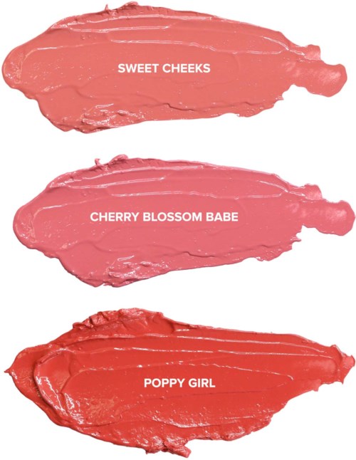Drie lipgloss-strepen met de namen "Sweet Cheeks," "Cherry Blossom Babe" en "Poppy Girl."