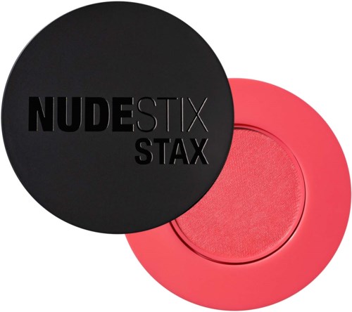 Meikkikokoelma, jossa on musta ja pinkki rasia, toinen merkitty 'NUDESTIX STAX', ja pinkki meikkiväline.