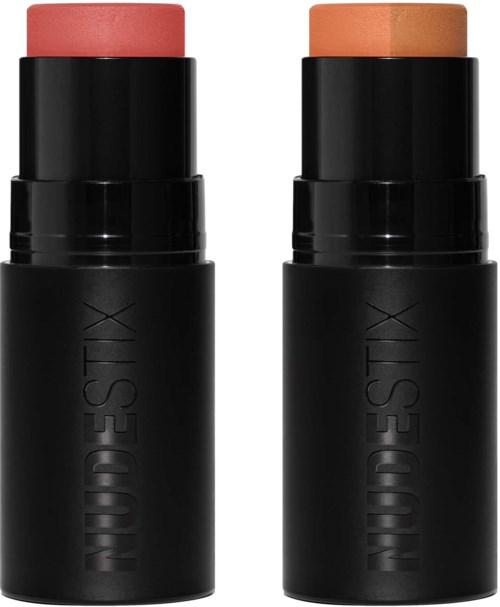 Zwei Make-up-Stifte in schwarzen Behältern, eins mit rosa Rouge und eins mit Pfirsich-Highlighter.