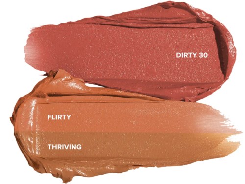 Zwei Lipgloss-Proben namens Dirty 30 und Flirty, Thriving. Oben ist pink, unten beige.