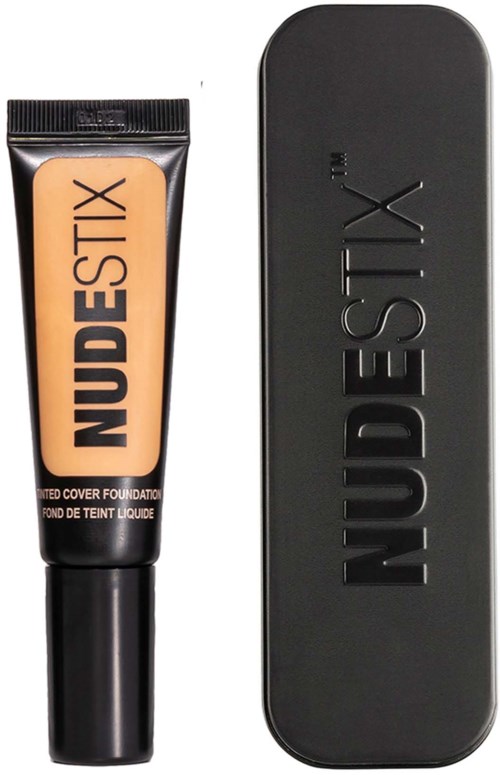 Eine Tube Foundation und eine schwarze Box mit 'NUDESTIX' darauf.