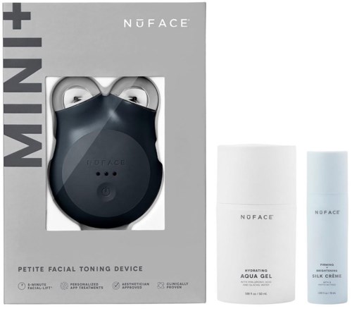 En svart ansiktsapparat i ett box, tillsammans med två flaskor hudvårdsprodukter, en märkt hydrating aqua gel.