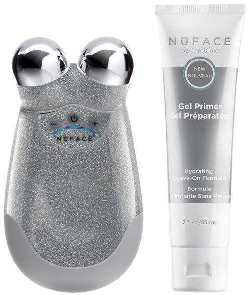 En silverfärgad, glitterbelagd hudvårdsapparat med två runda massager-koppar och en tub hydrerande primer.