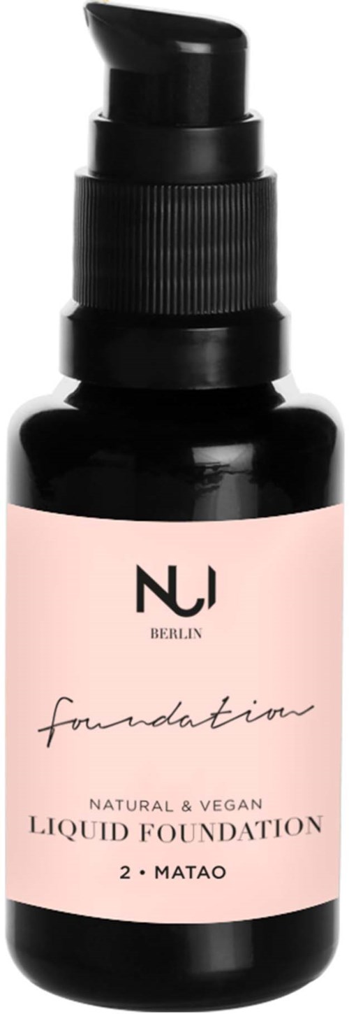 En lille, sort flaske med pumpe og en lyserød etikett, der viser mærket 'NU' og 'Liquid Foundation.'