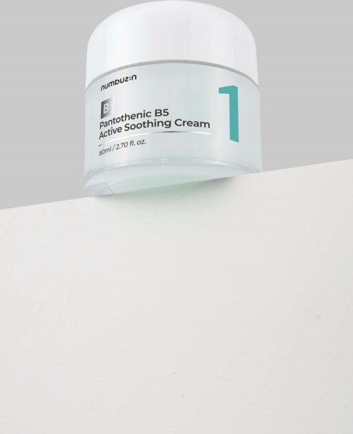 En hvid krukke mærket 'Pantothenic B5 Active Soothing Cream' med blå og sort tekst, placeret på en hvid overflade.