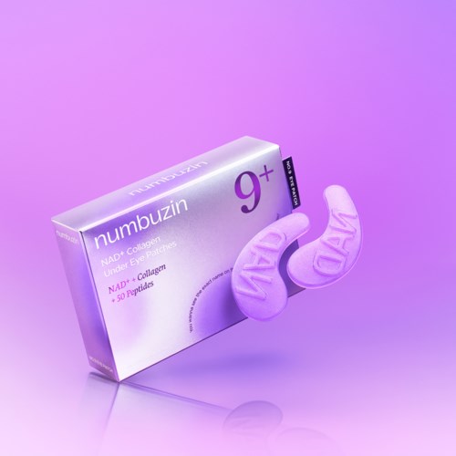 Flaskor av Numbuzin 9+ hudvård eller kosttillskott med lila lock och en lila box i pastellbakgrund.