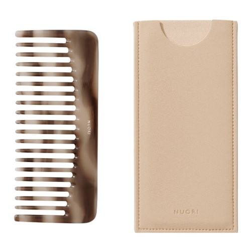 En brunbeige hårbørste med brede tenner og et matchende beige etui.