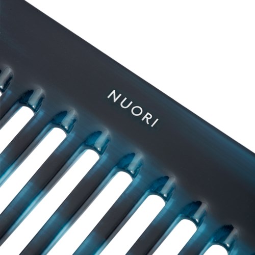 En enhet med blå lys og merket 'NUORI' øverst.