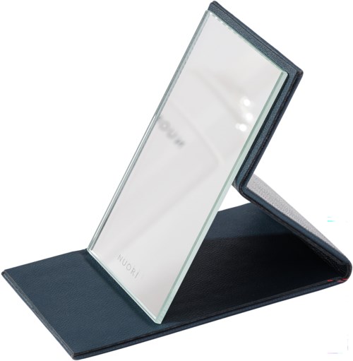 Ein klappbarer Spiegel mit schwarzem Etui, steht aufrecht, mit einer klaren reflektierenden Oberfläche.