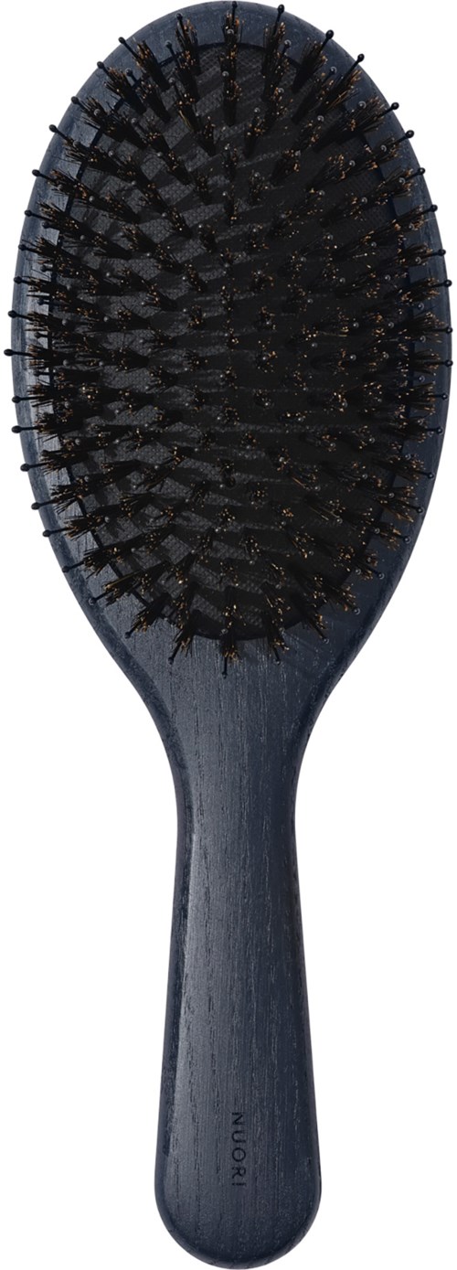 Eine schwarze Haarbürste mit langem Griff und Borsten auf einem flachen ovalen Kopf.