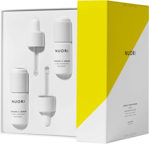 ihonhoitotuotesetti sisältää kaksi tippojen pulloa, rullan ja paketin. Tuotteet ovat merkattu "NUORI" ja "Supreme C Serum."