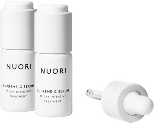 Kaksi valkoista pulloa nimeltä "NUORI" ja "Supreme-C Serum," ja niiden vieressä pullo, jossa tipventerä.