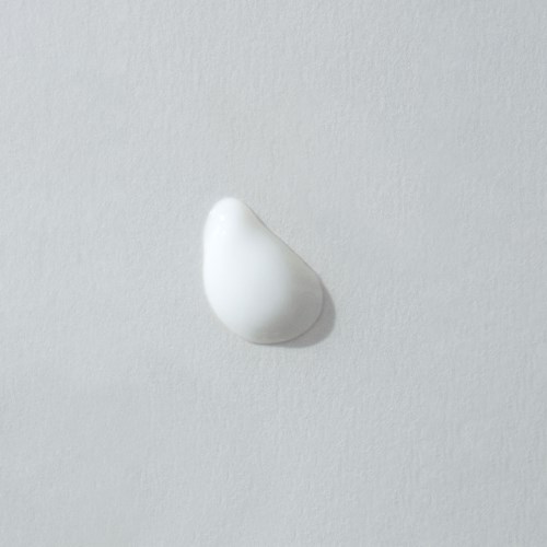 Een witte gel-druppel op een gladde witte achtergrond.