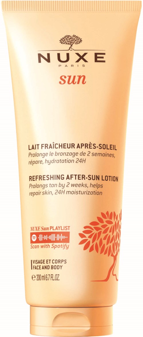 En tub med Nuxe Sun after-sun lotion med rosa lock och orange blomma.
