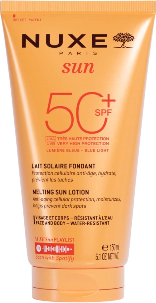 Ljus orange solkrämstub med svart och röd text, med SPF 50+ för mycket bra solskydd.
