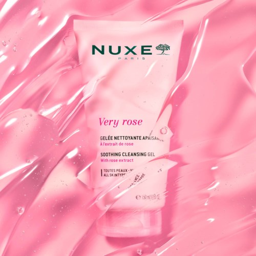 Nuxe Paris Very Rose rengöringsgel med rosextrakt, passar alla hudtyper, på rosa bakgrund.