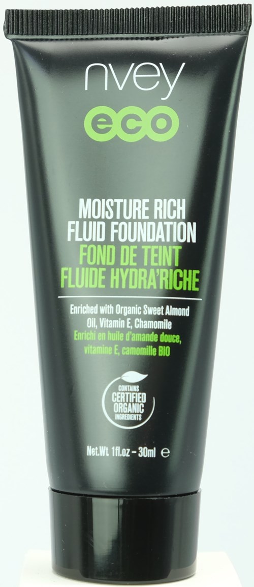 En svart tub med Nvey eco Moisture Rich Fluid Foundation med grön och vit text, visar ingredienser och ekologisk certifiering.