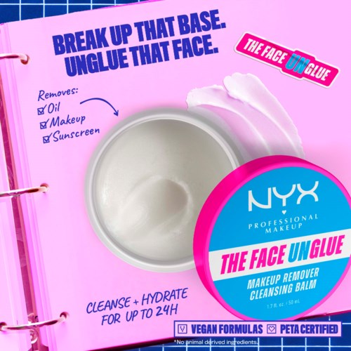 Een make-upverwijderingsbalm container met een roze en blauwe etiket op een roze achtergrond, die gezichtsreiniging en make-upverwijdering promoot.