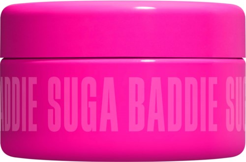 En lys rosa beholder med ordene SUGA BADDIE skrevet gentagne gange rundt den i store bogstaver.