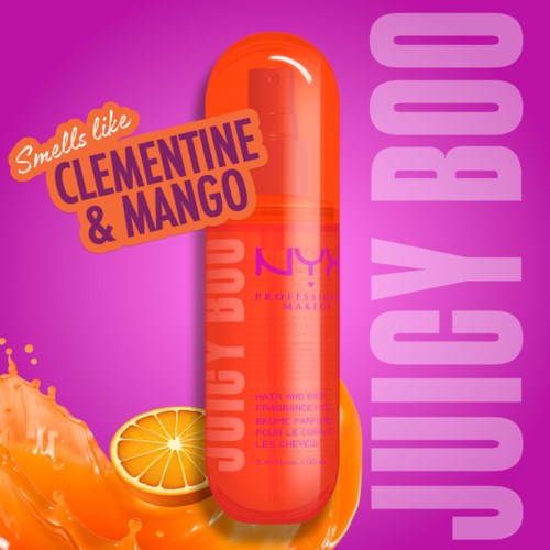 En lys orange sprayflaske med tekst om duft og frugt-smag, omgivet af citrusjuice og frugtstykker.