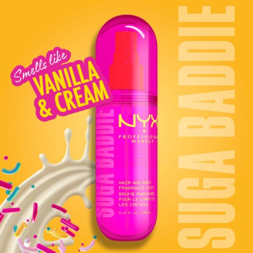 En lys pink sprayflaske med gul tekst, omgivet af splash og krymmel, der promoverer vanilje og cream duft.