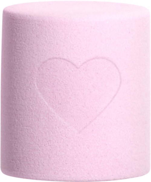 Ljusrosa marshmallow med ett hjärta ingraverat på ytan.