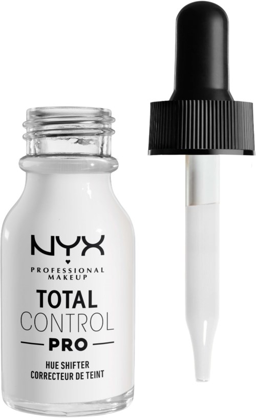 En vit flaska med svart droppkork och etikett, kallad NYX Total Control Pro, används för makeup.
