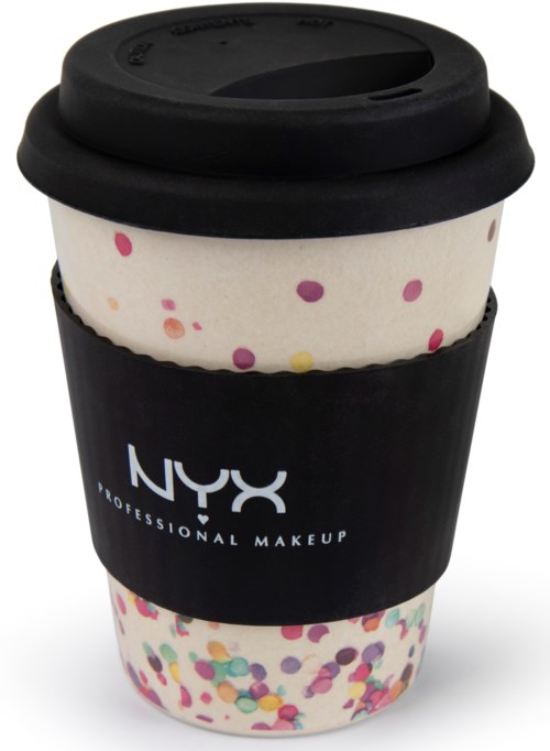 Kahvikuppi mustalla kannella ja suojalla NYX Professional Makeupilta, koristeltu värikkäällä confetilla.