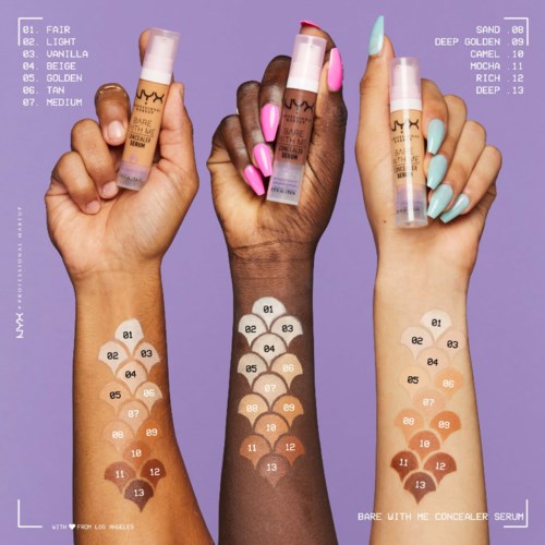 Tre+hender viser ulike NYX Bare With Me concealer nyanser mot en lilla bakgrunn.