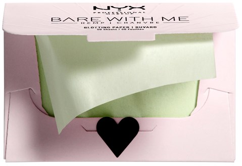 Laatikko , jossa vihreää paperia ja NYX-logo, koristeltu mustalla sydämellä, sisältää meikkituotteita.